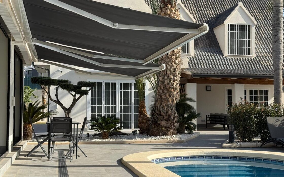 Отдельная вилла с бассейном в Сан-Хуан-де-Аликанте 360 кв.м