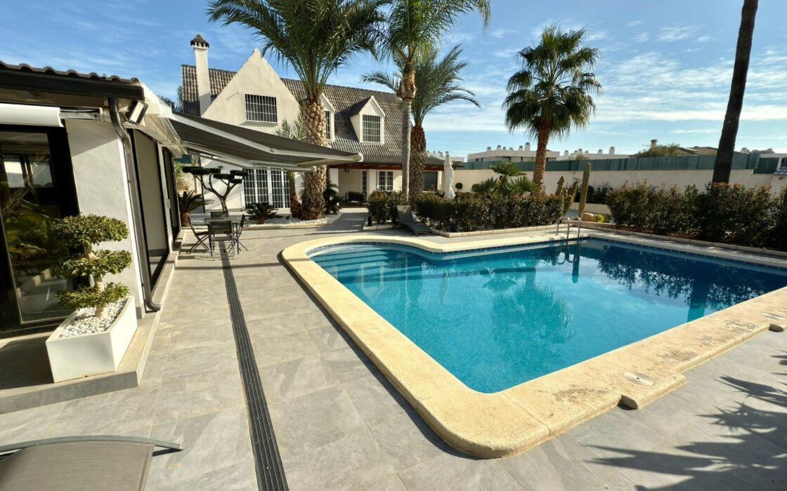 Отдельная вилла с бассейном в Сан-Хуан-де-Аликанте 360 кв.м