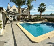 Отдельная вилла с бассейном в Сан-Хуан-де-Аликанте 360 кв.м