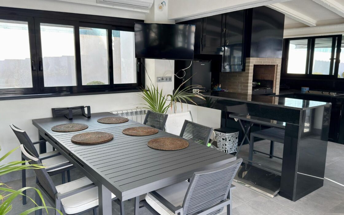 Отдельная вилла с бассейном в Сан-Хуан-де-Аликанте 360 кв.м