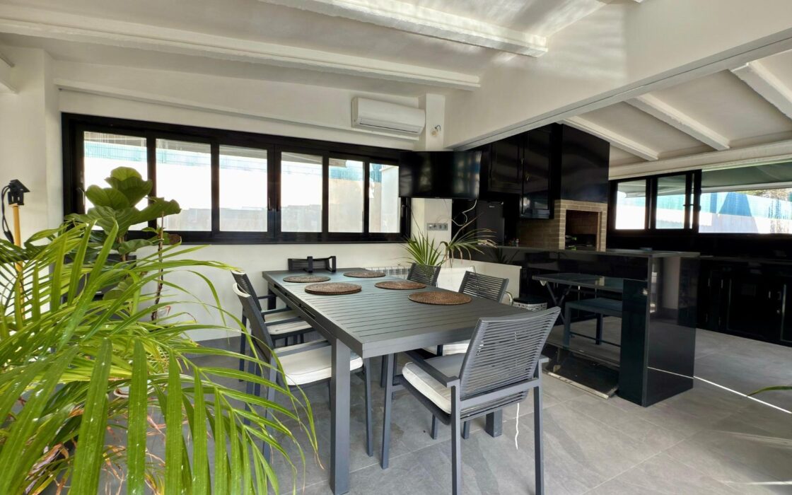 Отдельная вилла с бассейном в Сан-Хуан-де-Аликанте 360 кв.м