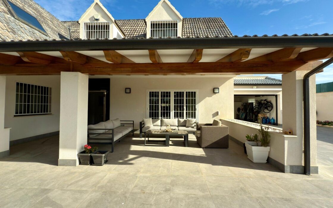 Отдельная вилла с бассейном в Сан-Хуан-де-Аликанте 360 кв.м