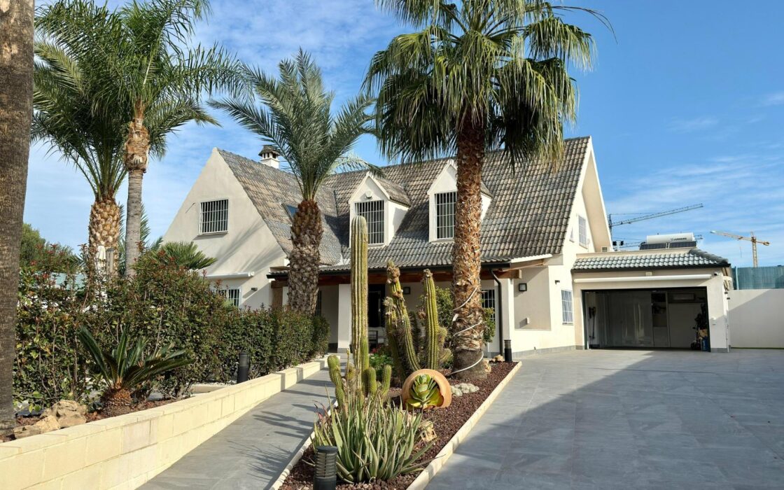 Отдельная вилла с бассейном в Сан-Хуан-де-Аликанте 360 кв.м