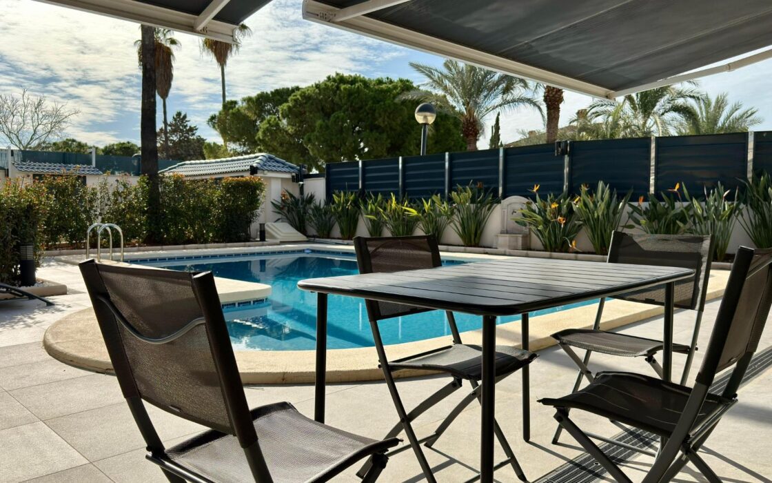 Отдельная вилла с бассейном в Сан-Хуан-де-Аликанте 360 кв.м