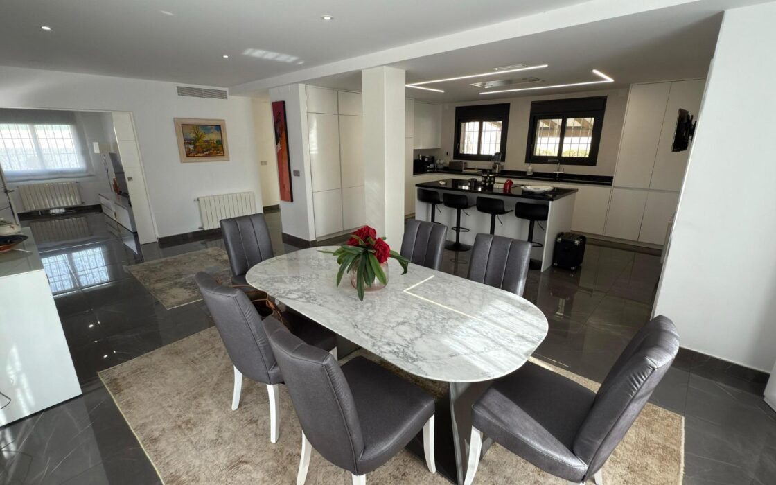 Отдельная вилла с бассейном в Сан-Хуан-де-Аликанте 360 кв.м