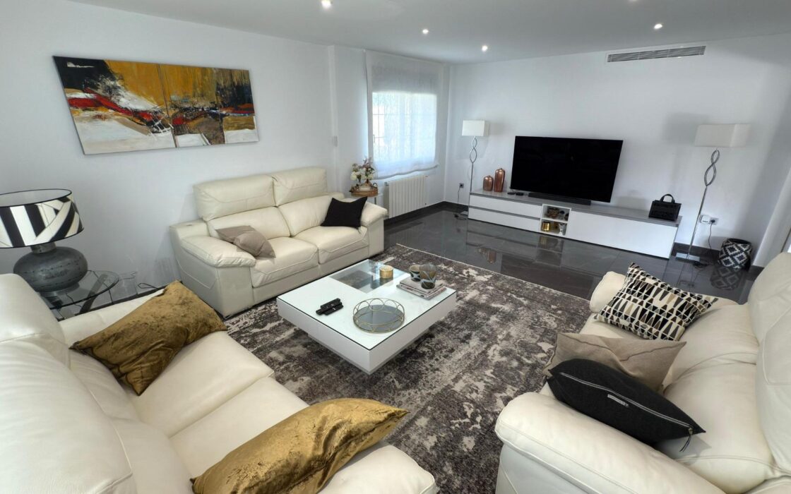 Отдельная вилла с бассейном в Сан-Хуан-де-Аликанте 360 кв.м