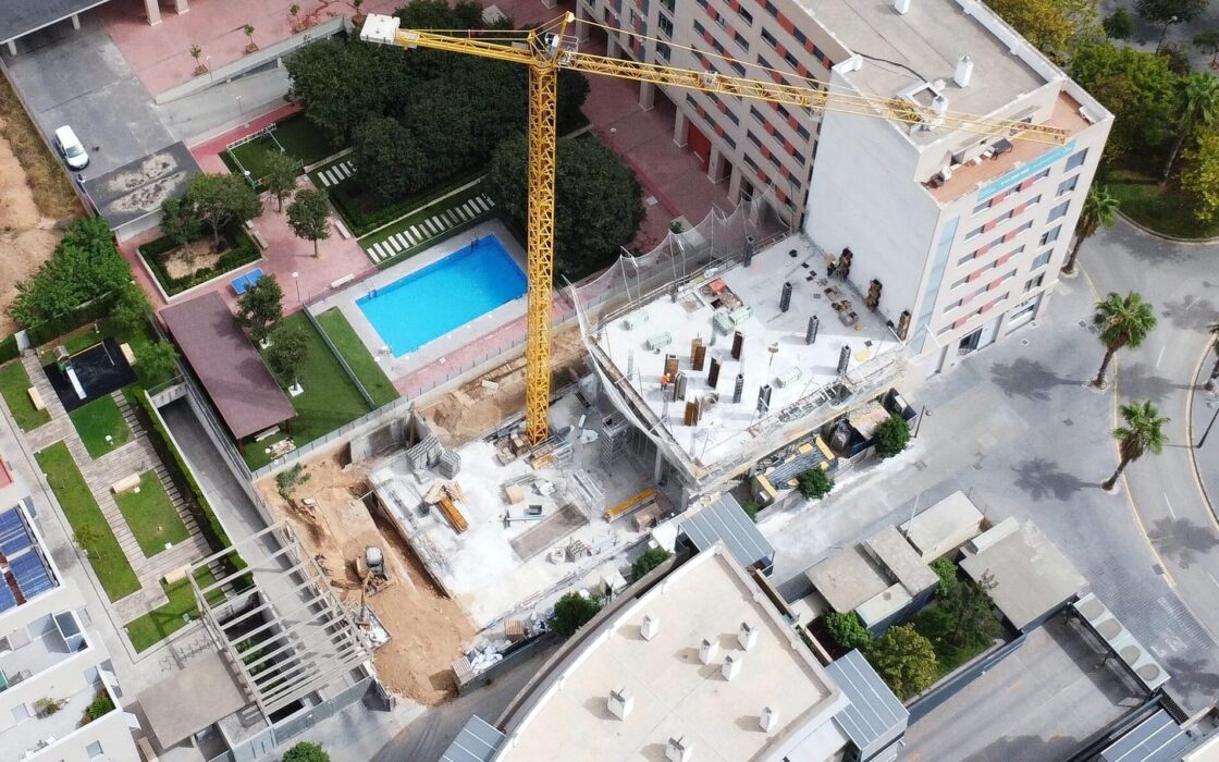 Апартаменти 87 кв.м в Валенсії з терасою та басейном