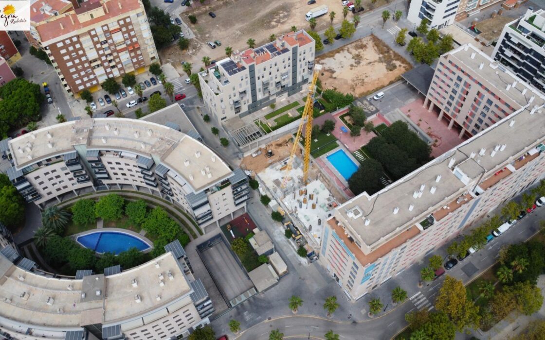 Апартаменти 87 кв.м в Валенсії з терасою та басейном