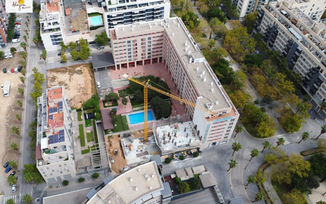 Апартаменти 87 кв.м в Валенсії з терасою та басейном