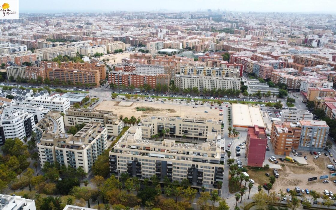 Апартаменти 87 кв.м в Валенсії з терасою та басейном