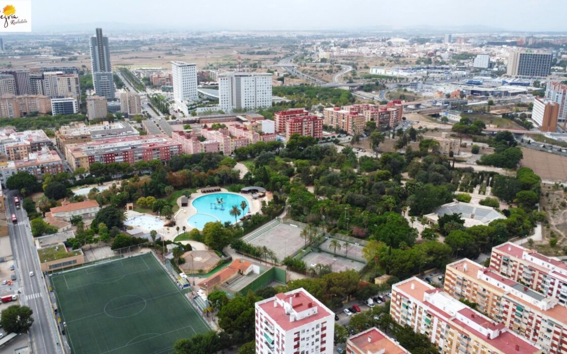 Апартаменти 87 кв.м в Валенсії з терасою та басейном