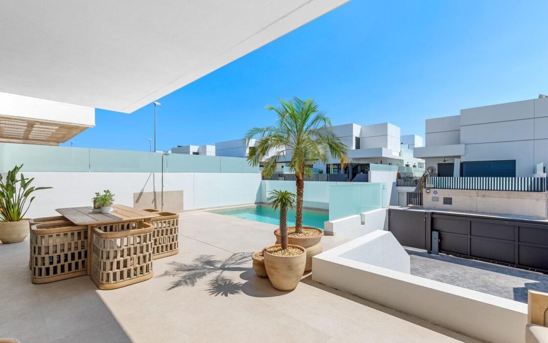 Вілла в Долоресі, 76 кв.м, 4 кімнати, тераса, 12 км до моря