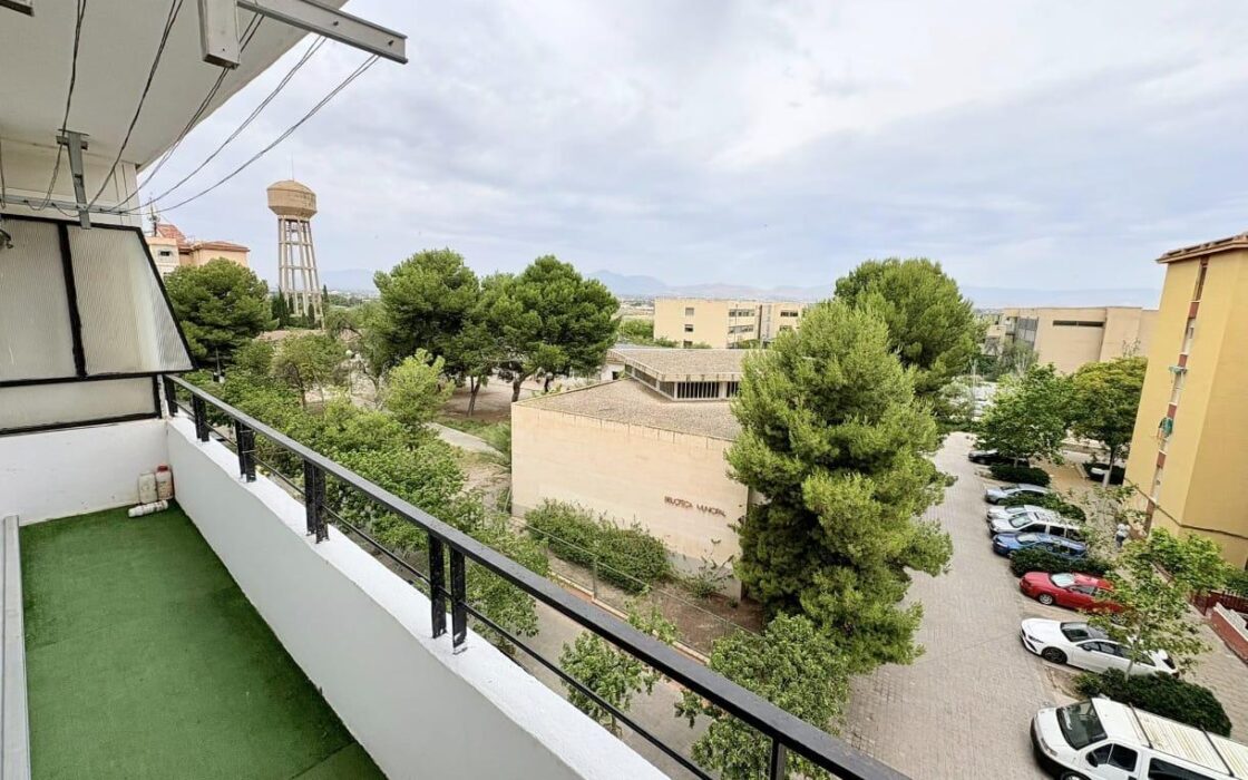 3-кімнатна квартира з балконом в Аліканте 83 кв.м