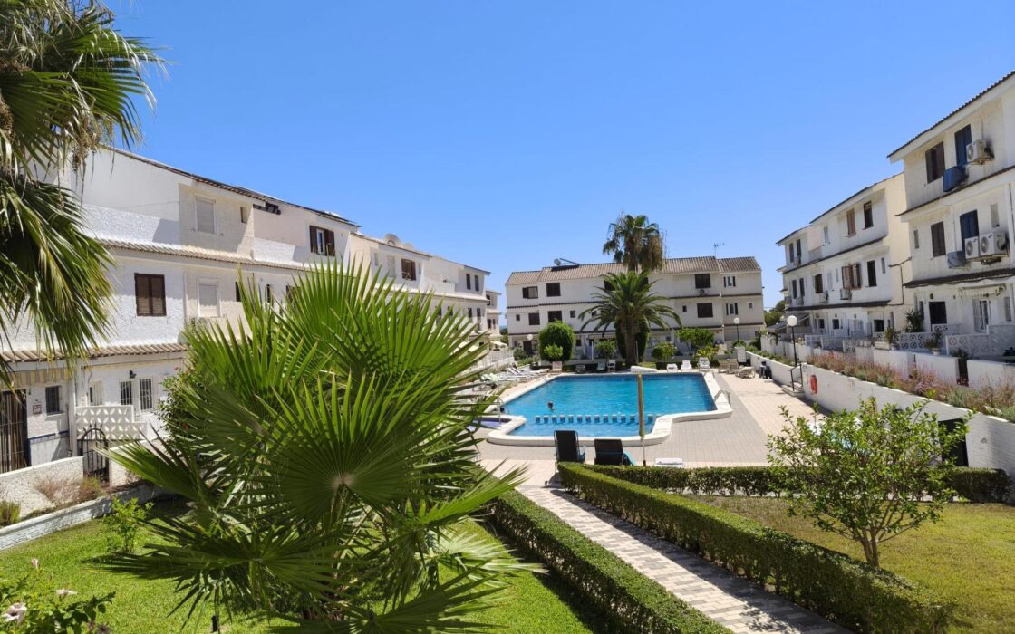 Будинок в Торрев’єсі 95 кв.м з терасою та видом на море