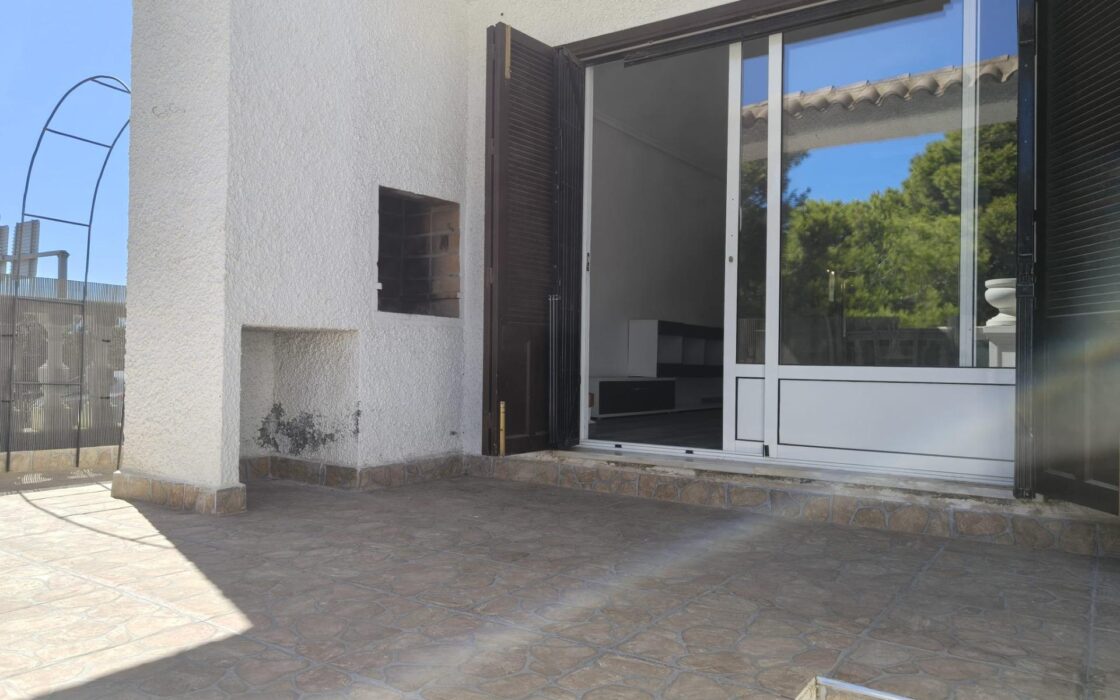 Будинок в Торрев’єсі 95 кв.м з терасою та видом на море