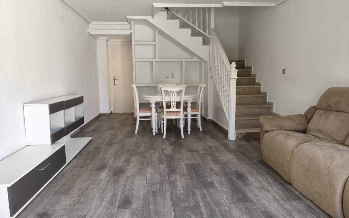 Будинок в Торрев’єсі 95 кв.м з терасою та видом на море