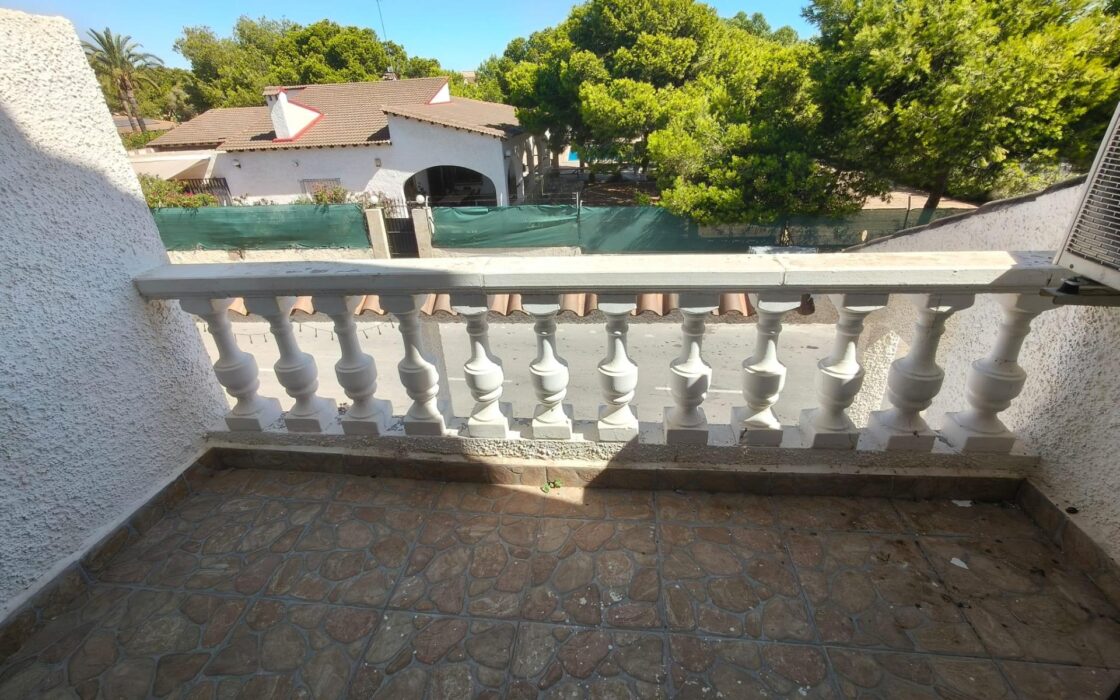 Будинок в Торрев’єсі 95 кв.м з терасою та видом на море