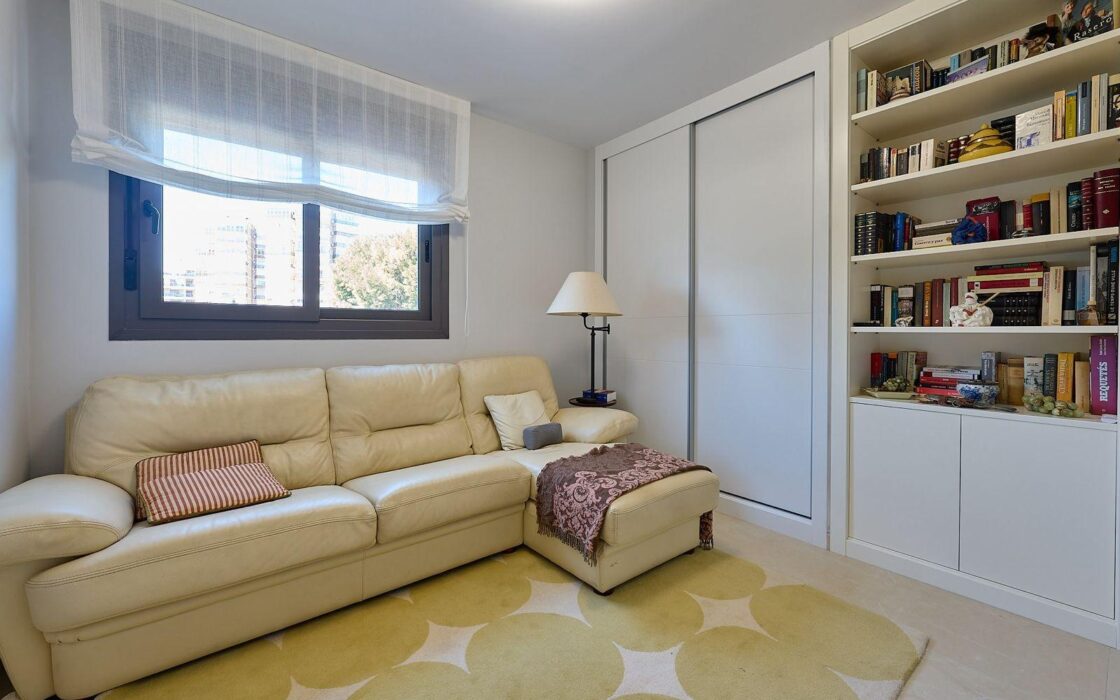 Апартаменти 136 кв.м в Аліканте, 300 м до моря, новобудова