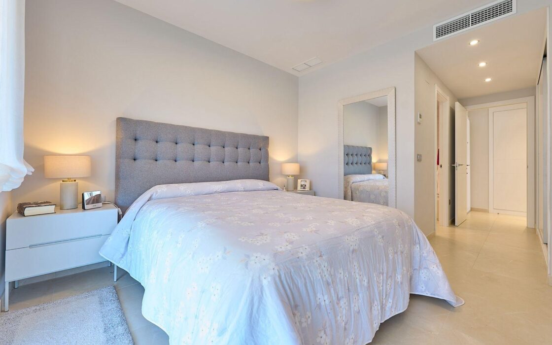 Апартаменти 136 кв.м в Аліканте, 300 м до моря, новобудова