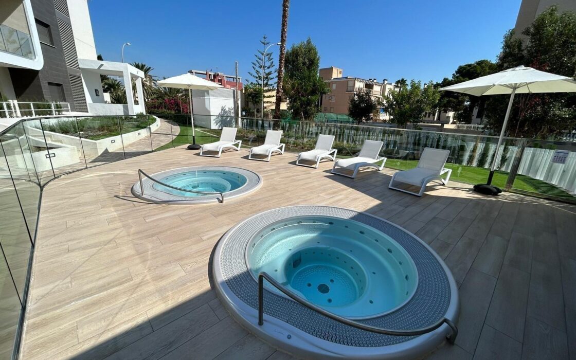 Апартаменти 136 кв.м в Аліканте, 300 м до моря, новобудова