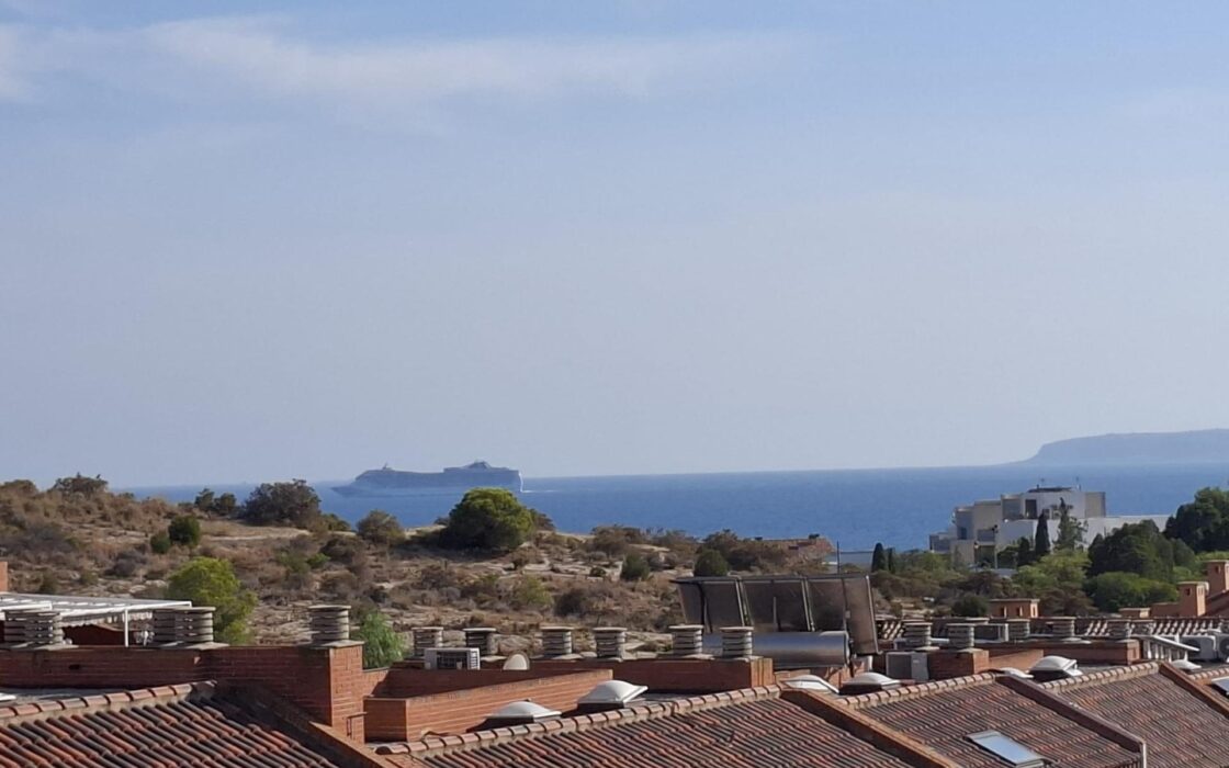 Будинок в San Juan Playa 230 кв.м біля моря з терасою та басейном