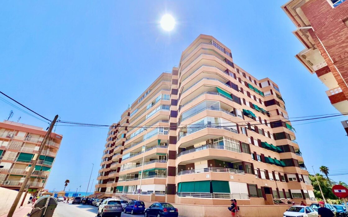 Апартамент 110 кв.м у моря в Торревьехе с террасой