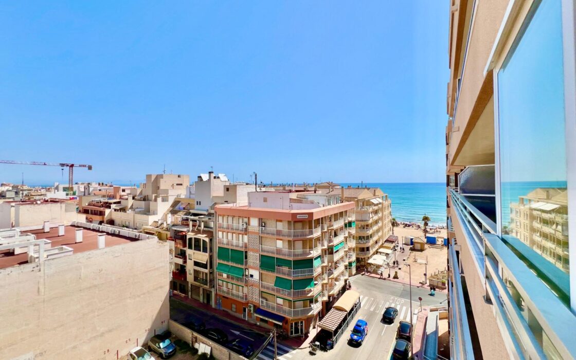 Апартамент 110 кв.м у моря в Торревьехе с террасой