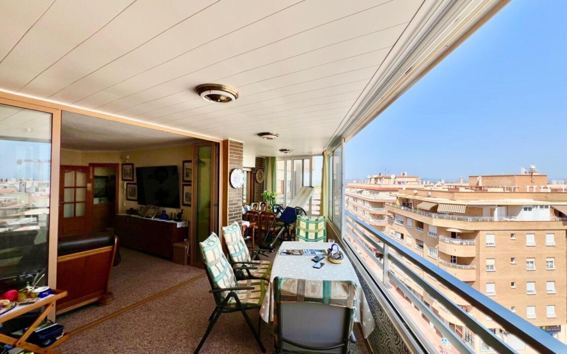 Апартамент 110 кв.м у моря в Торревьехе с террасой