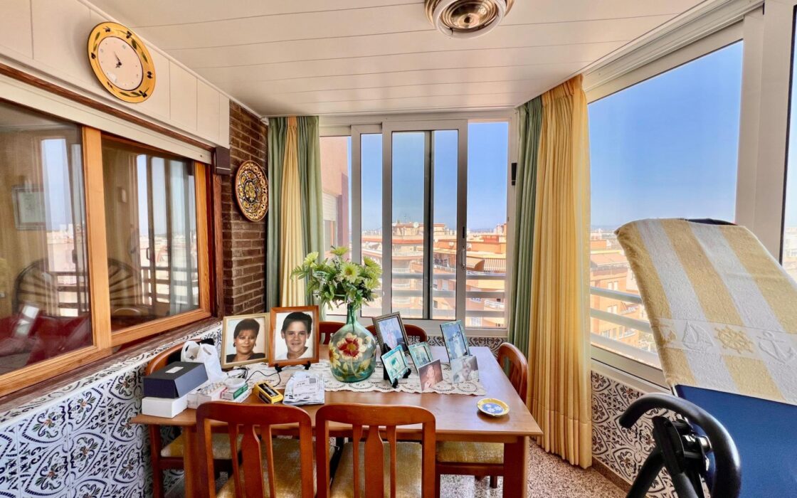 Апартамент 110 кв.м у моря в Торревьехе с террасой