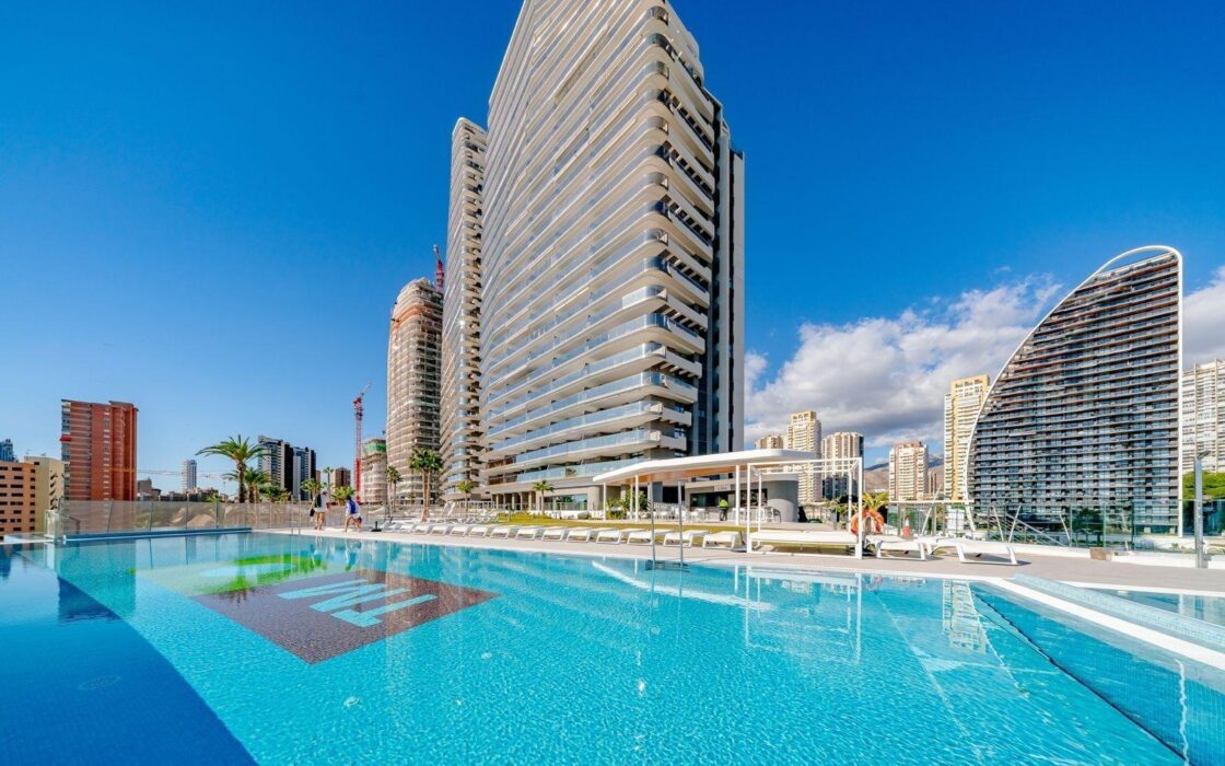 Современные апартаменты с террасой в Бенидорме 180 кв.м.