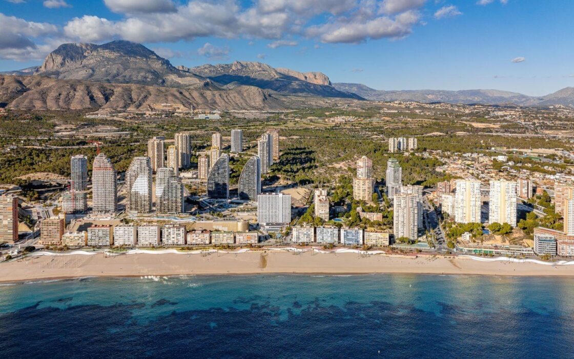 Современные апартаменты с террасой в Бенидорме 180 кв.м.