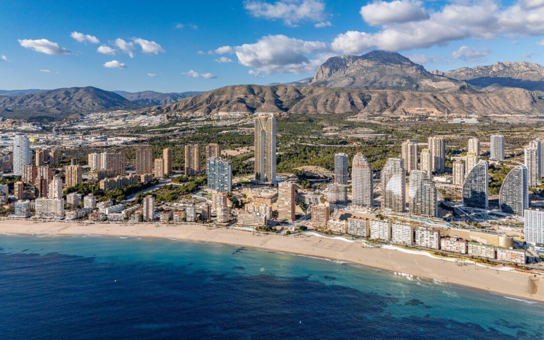 Современные апартаменты с террасой в Бенидорме 180 кв.м.