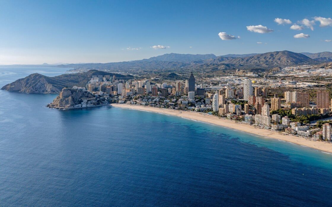 Современные апартаменты с террасой в Бенидорме 180 кв.м.