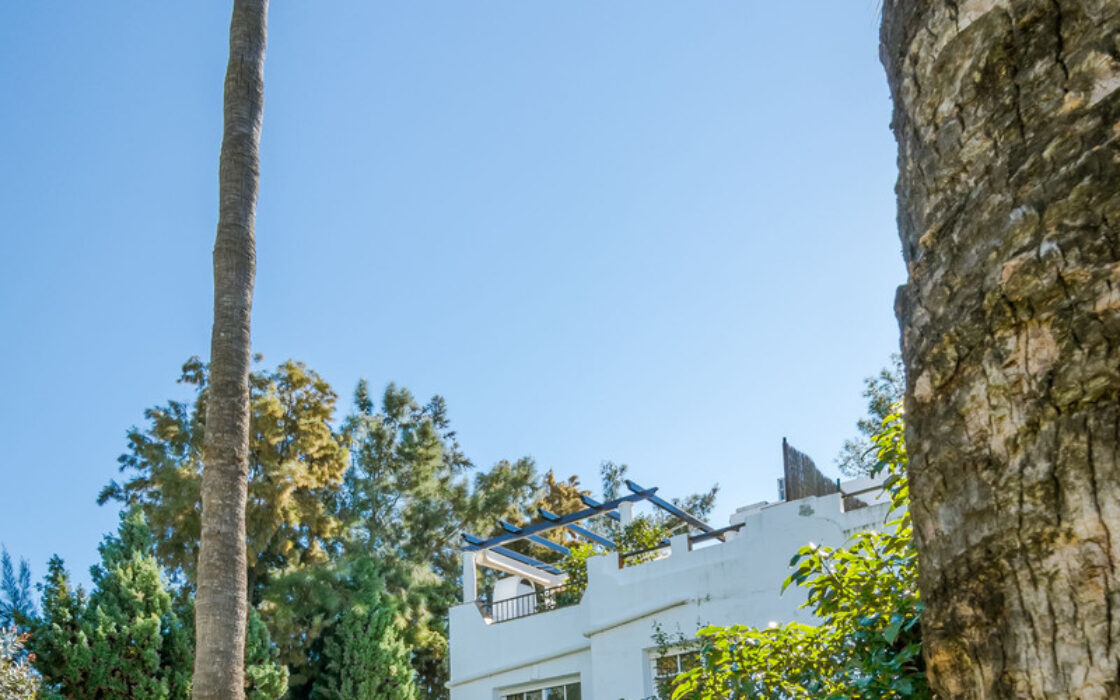 Уютный таунхаус с террасой в Лос Наранхос, 132 кв.м.