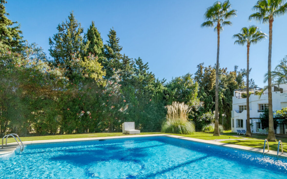 Уютный таунхаус с террасой в Лос Наранхос, 132 кв.м.