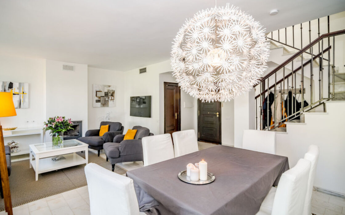 Уютный таунхаус с террасой в Лос Наранхос, 132 кв.м.