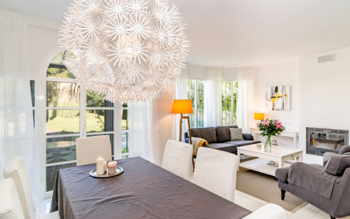 Уютный таунхаус с террасой в Лос Наранхос, 132 кв.м.