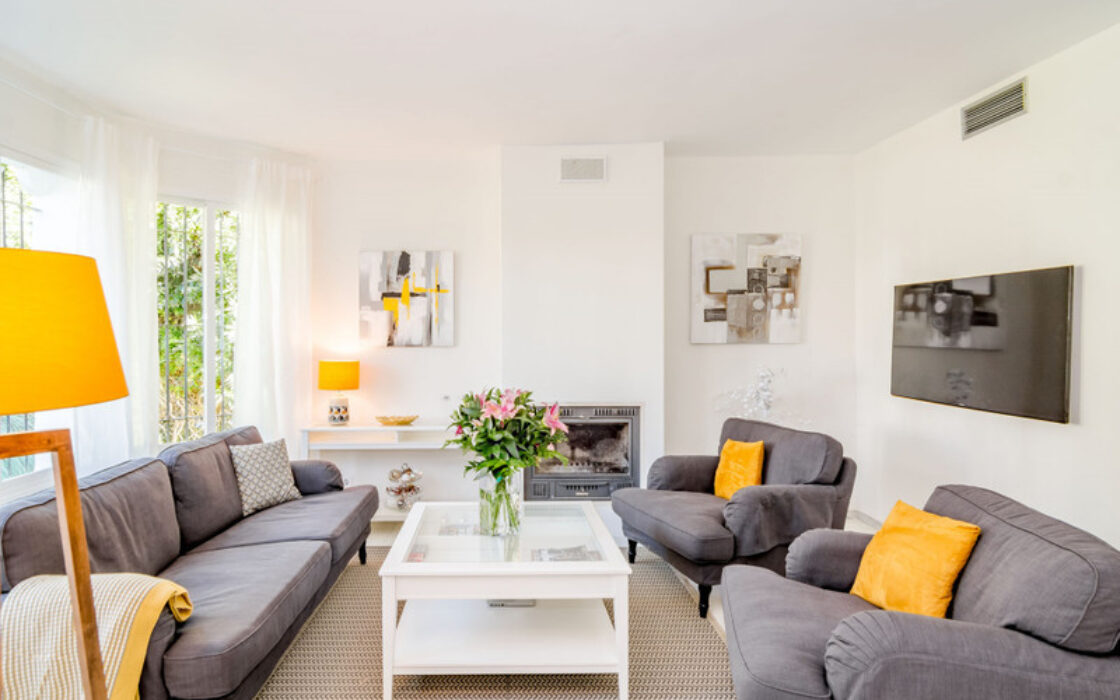 Уютный таунхаус с террасой в Лос Наранхос, 132 кв.м.