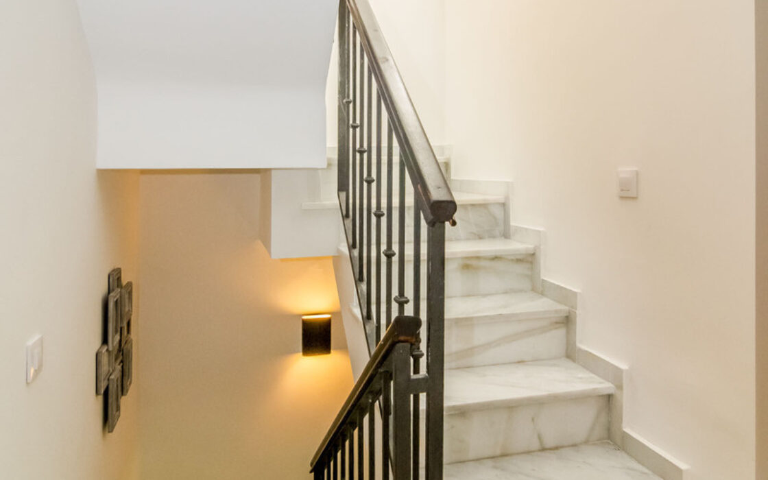 Уютный таунхаус с террасой в Лос Наранхос, 132 кв.м.