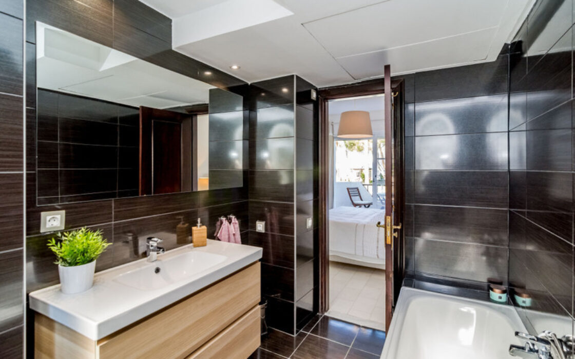 Уютный таунхаус с террасой в Лос Наранхос, 132 кв.м.