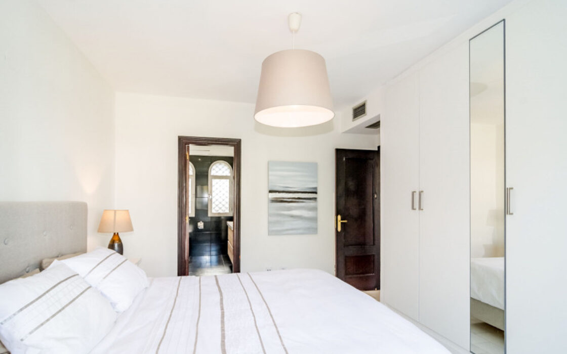 Уютный таунхаус с террасой в Лос Наранхос, 132 кв.м.