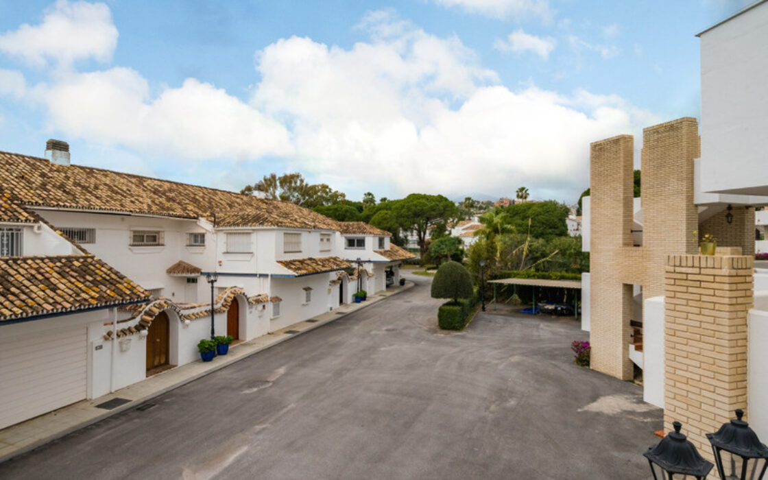 Двухуровневый дуплекс 150 кв.м в Нуэва-Андалусии с террасой