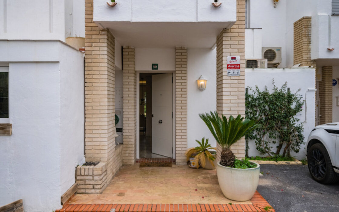 Двухуровневый дуплекс 150 кв.м в Нуэва-Андалусии с террасой