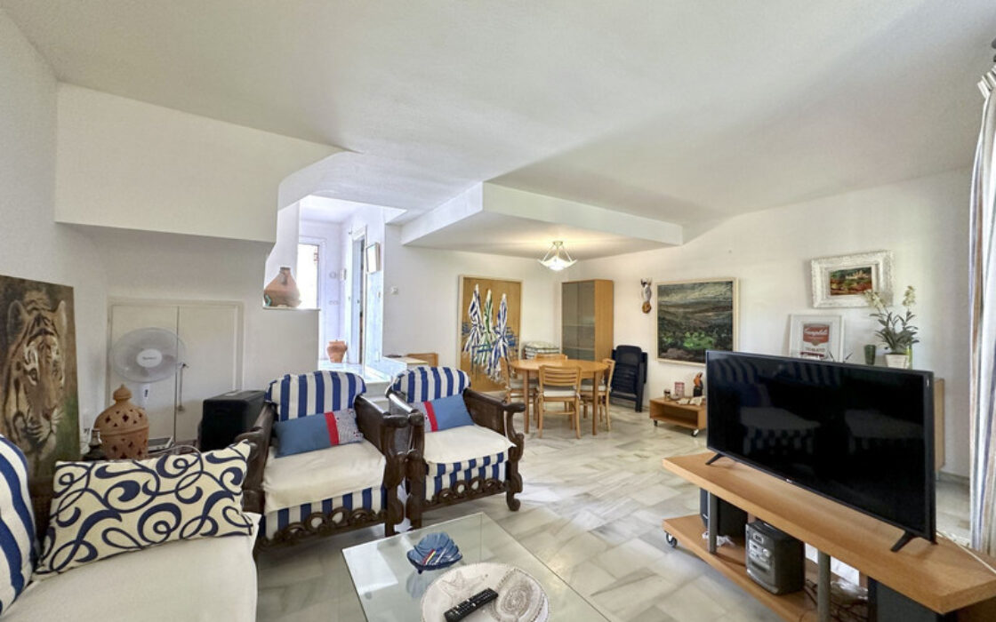 Таунхаус 146 кв.м у пляжа в Касаресе с террасой