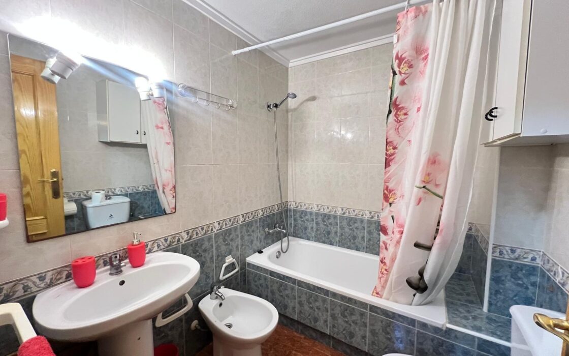 Апартаменты в Торревьехе 47 кв.м с террасой у моря