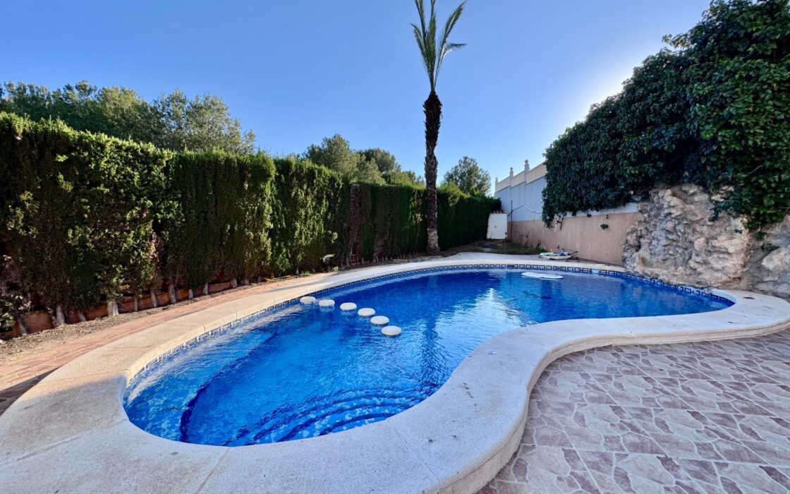 Вилла с бассейном в Коста-Ориуэла142 кв.м, 4 спальни