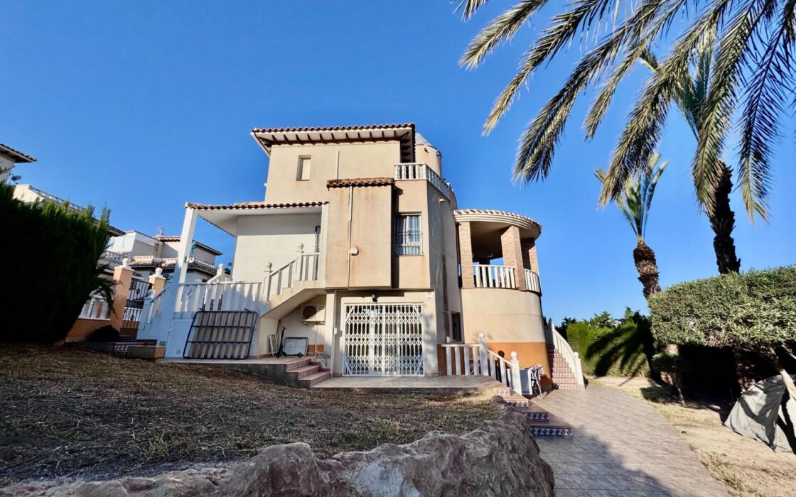 Вилла с бассейном в Коста-Ориуэла142 кв.м, 4 спальни