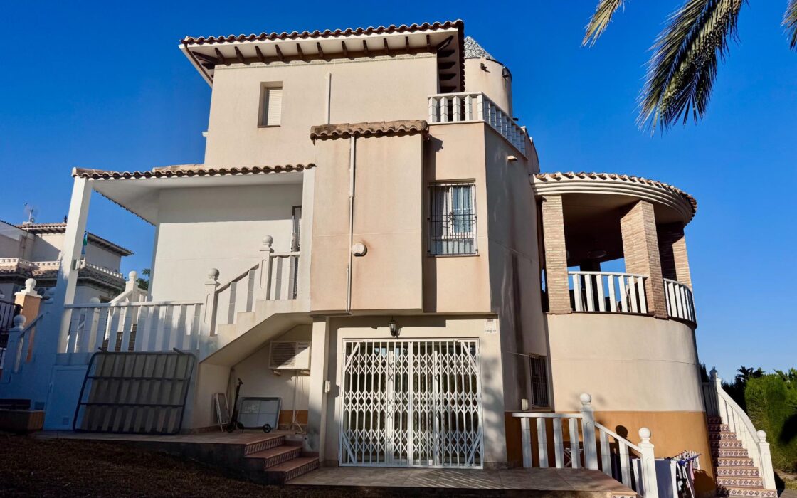 Вилла с бассейном в Коста-Ориуэла142 кв.м, 4 спальни