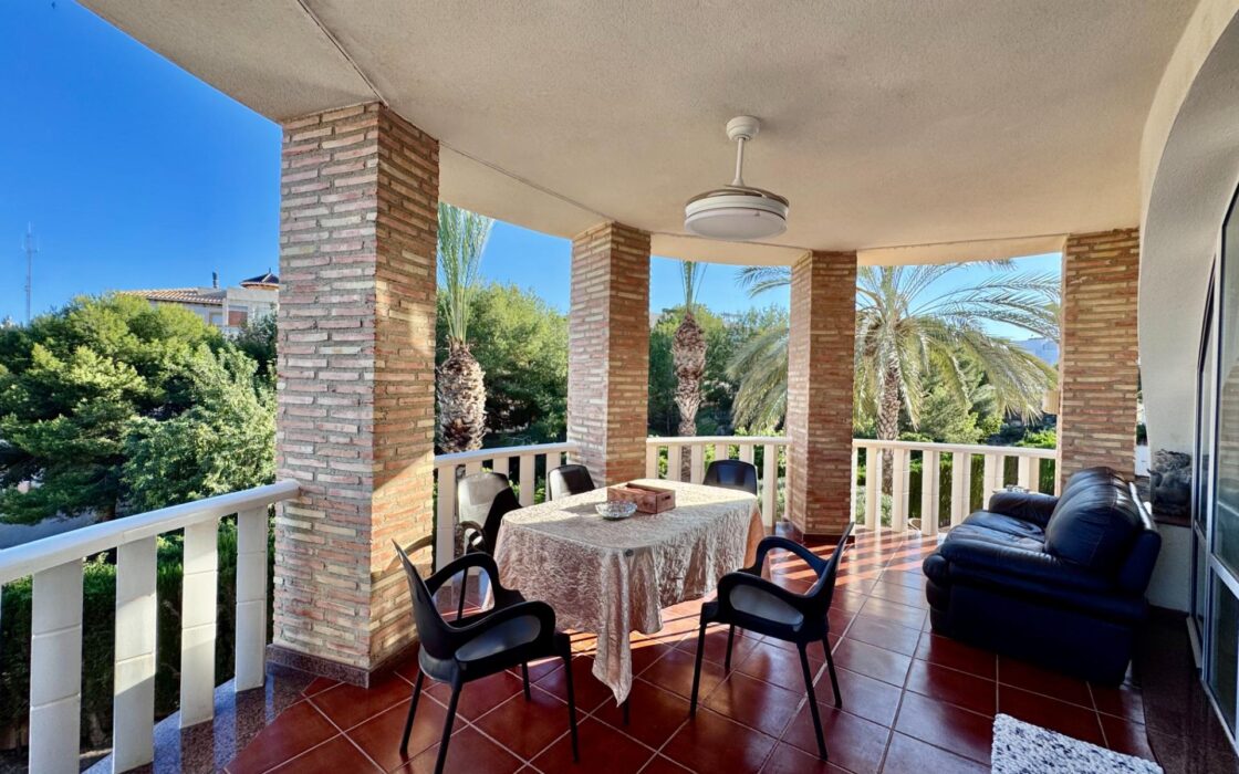 Вилла с бассейном в Коста-Ориуэла142 кв.м, 4 спальни