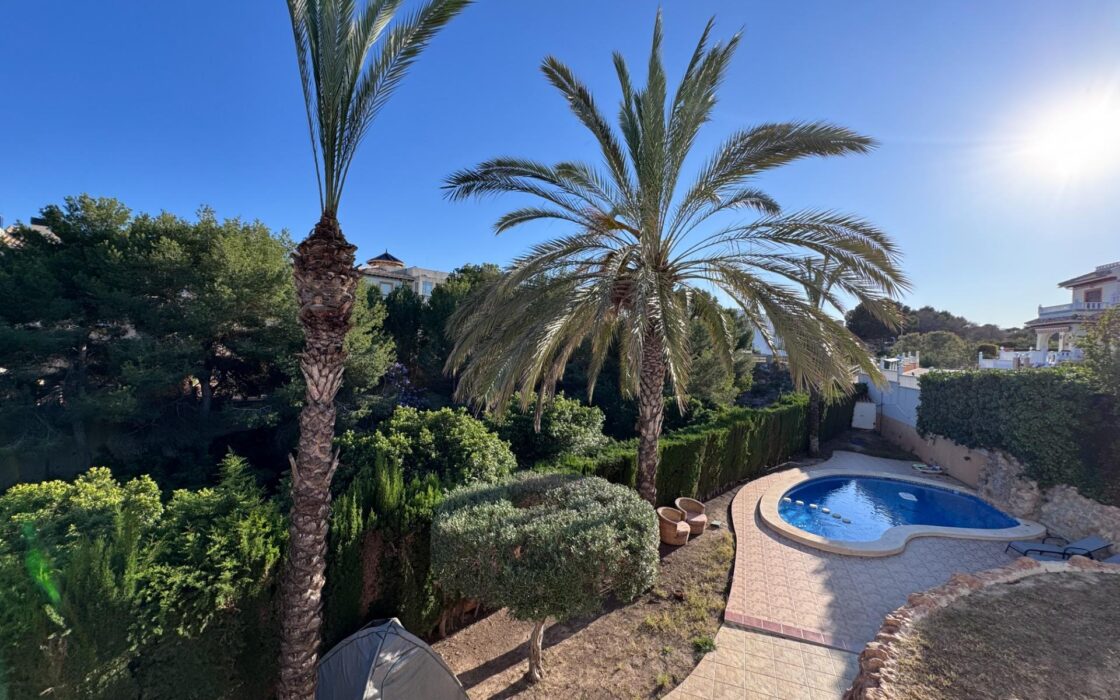 Вилла с бассейном в Коста-Ориуэла142 кв.м, 4 спальни